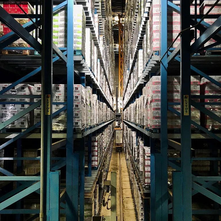 Optimiser la logistique avec un transpalette électrique gerbeur : enjeux et solutions