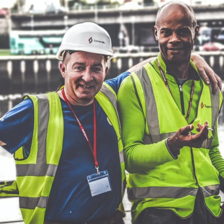 Comment choisir entre enrobé et bicouche pour optimiser la logistique des chantiers